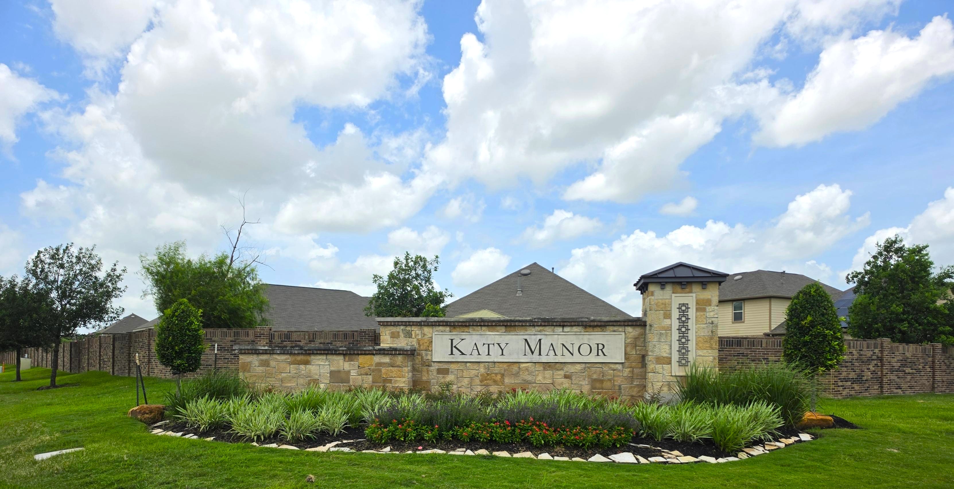 Katy Manor entrance monument. Photo source: Crest Management.