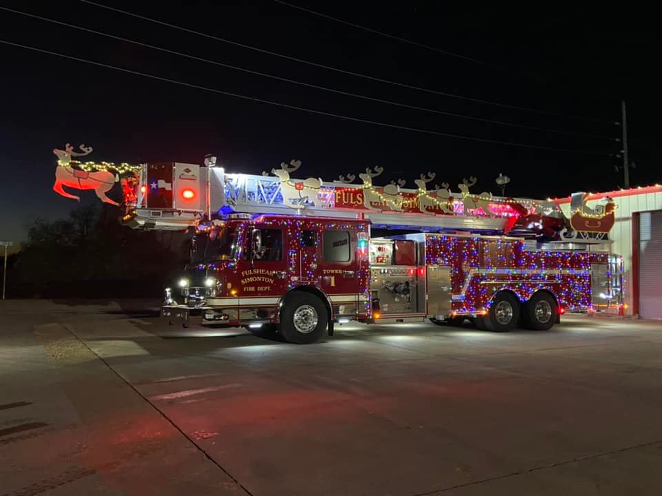 Santa and Fulshear Fire Department Wrap Up Holiday Tour in Fulbrook and Weston Lakes