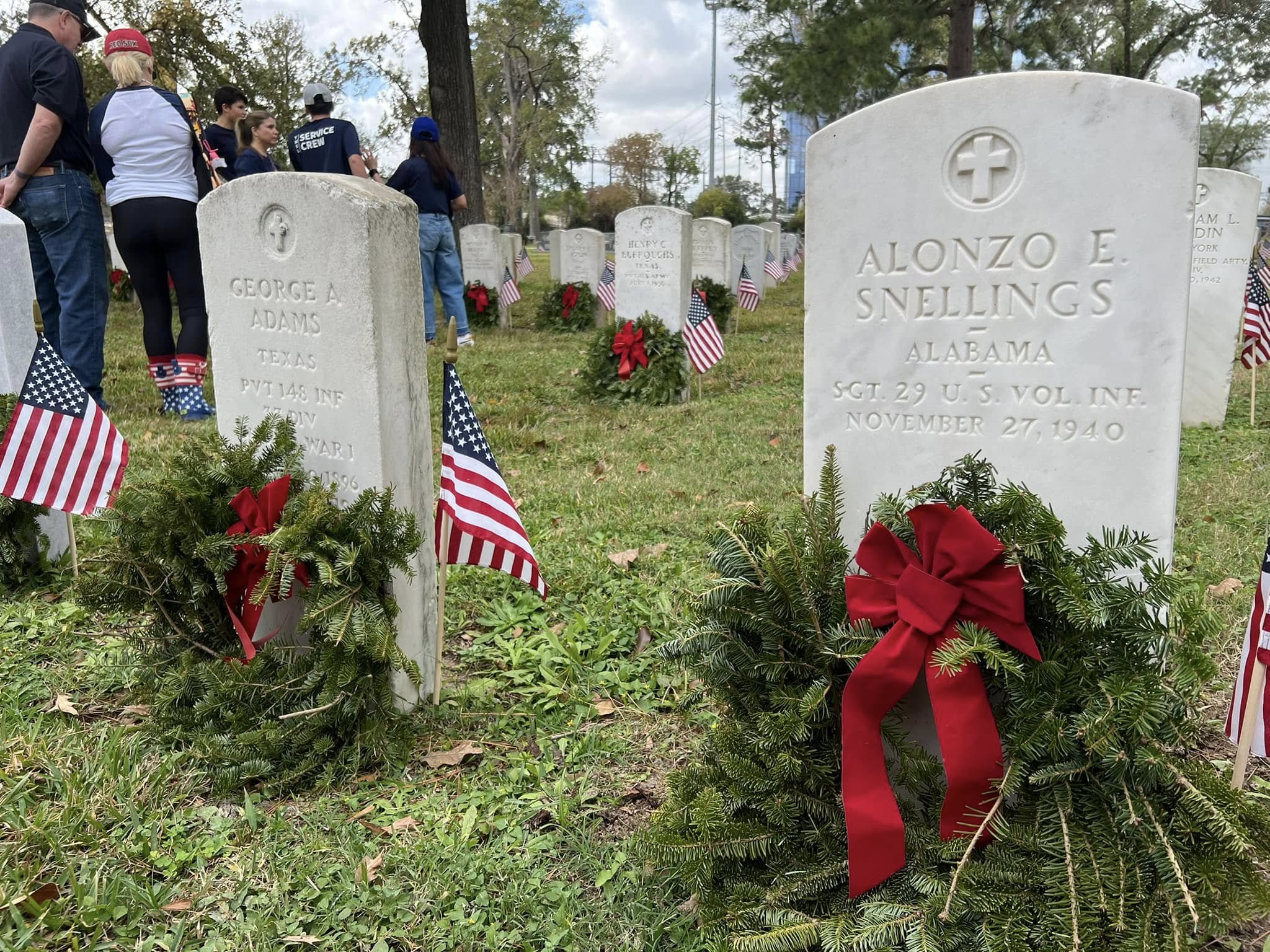 Houston Community Honors Veterans at Woodlawn’s 'Little Arlington' with Wreaths and Remembrance