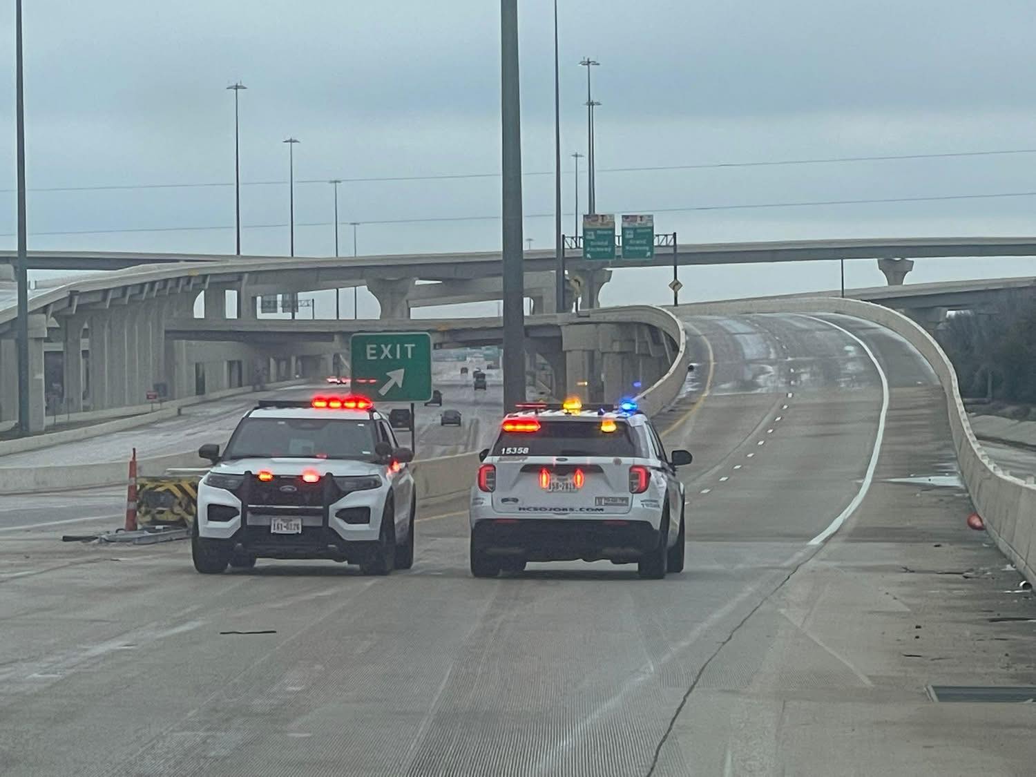 Houston-Area Residents Urged to Stay Indoors as Arctic Blast Brings Dangerous Cold, Icy Roads, and Power Risks