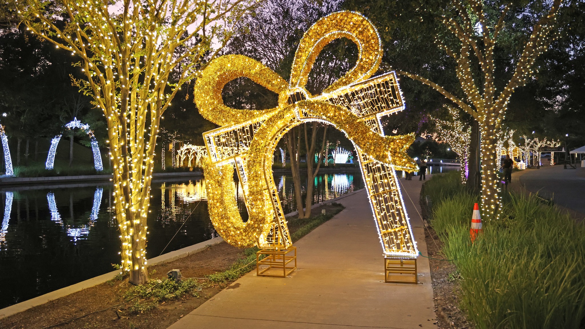 Holiday on The Waterway Returns with One Million Lights to Brighten The Woodlands This Season